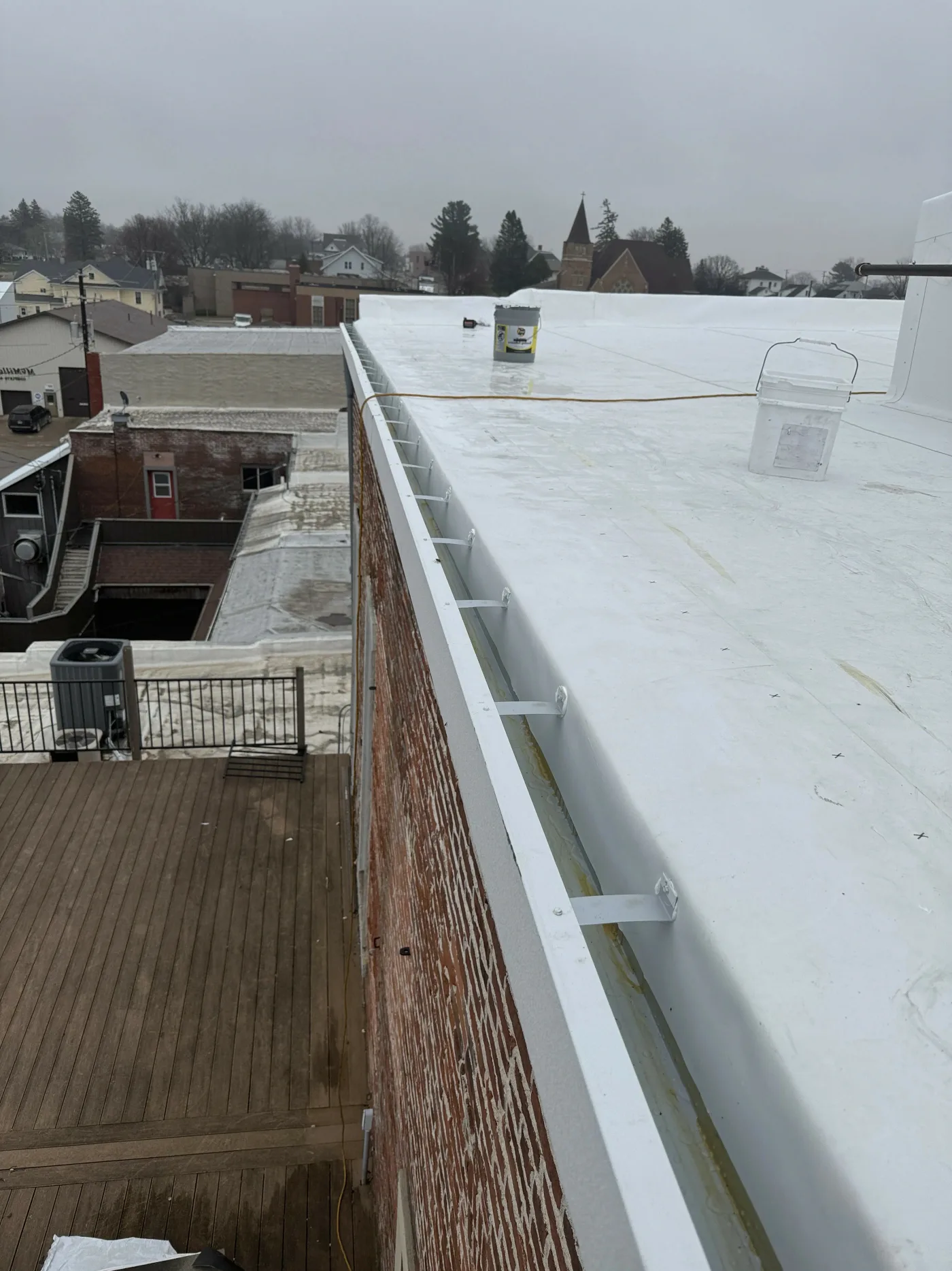 Commercial gutter cleaning service