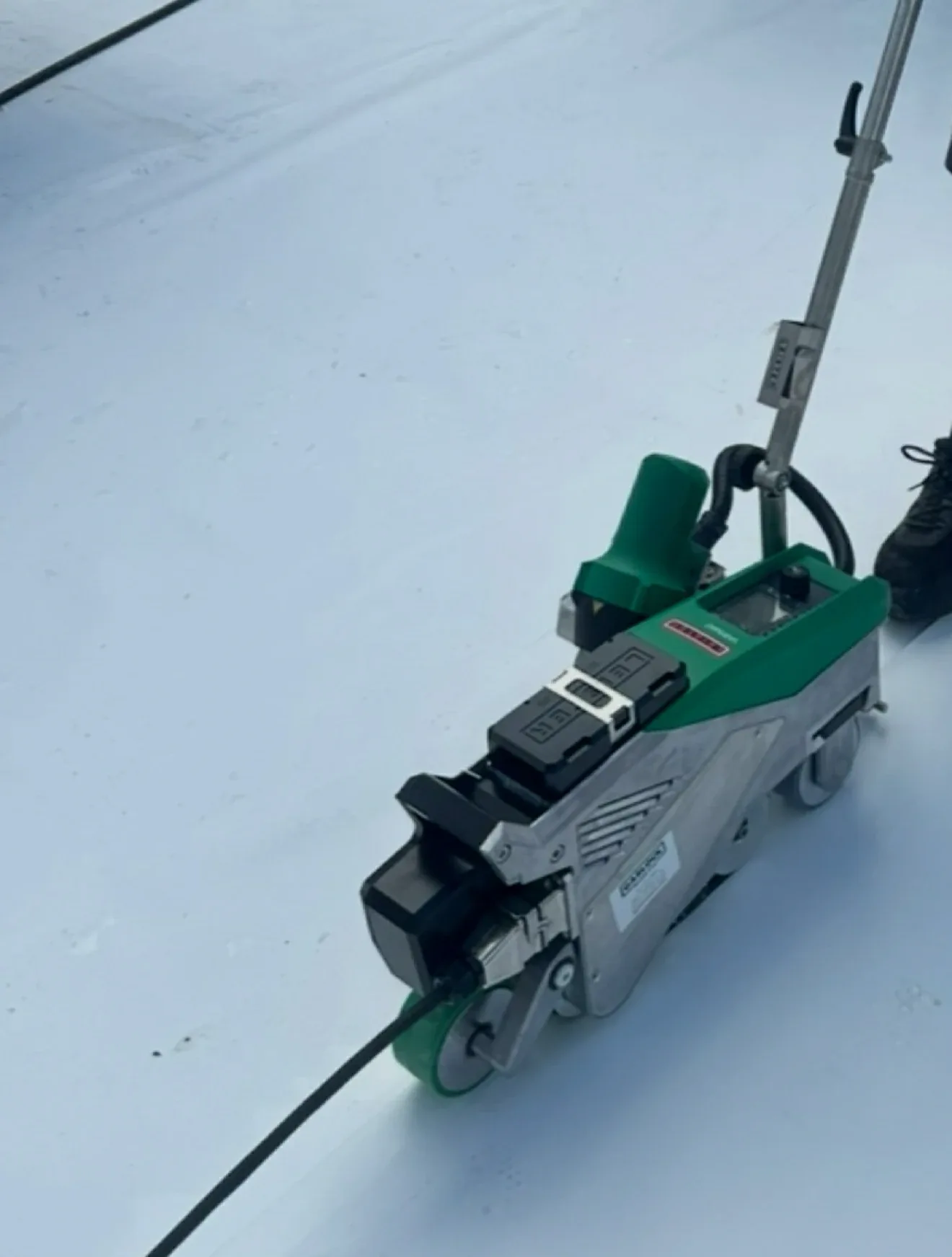 Robot welder for PVC and TPO seams